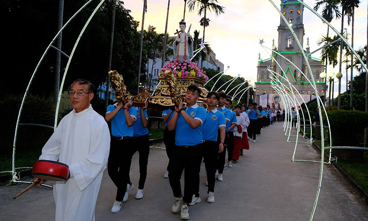 Giới trẻ Giáo xứ Yên Kiện mừng lễ quan thầy Thánh Anrê Trần An Dũng Lạc và mừng kỷ niệm 44 năm thành lập ca đoàn Giới trẻ