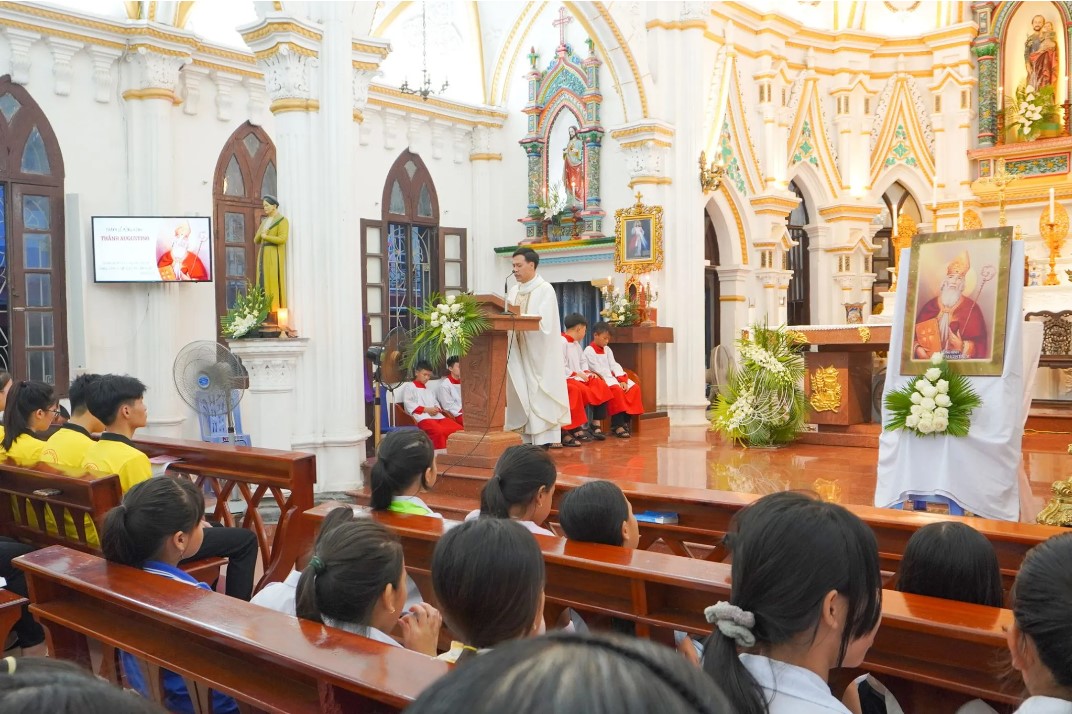 Giới trẻ Cổ Liêu long trọng mừng kính thánh Au-gus-ti-nô quan thầy