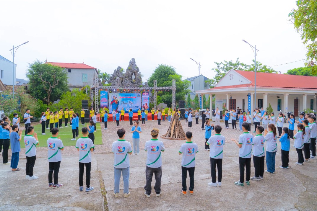 Giới trẻ Đoan Nữ mừng lễ quan thầy Đức Ma-ri-a Trinh Nữ Vương