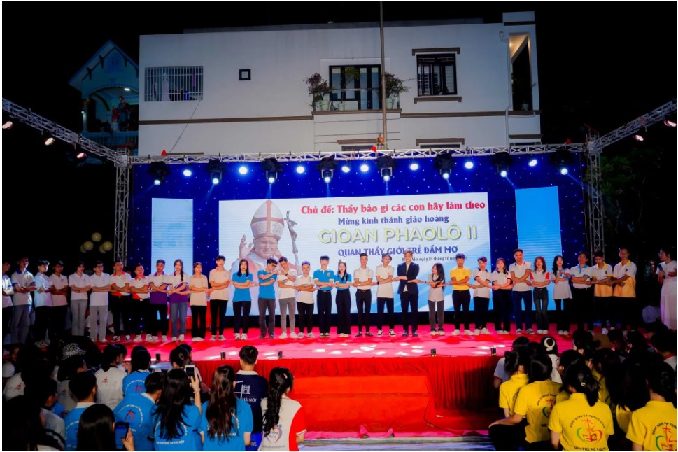 Giới trẻ Giáo họ Đầm Mơ mừng thánh Gio-an Phao-lô II quan thầy