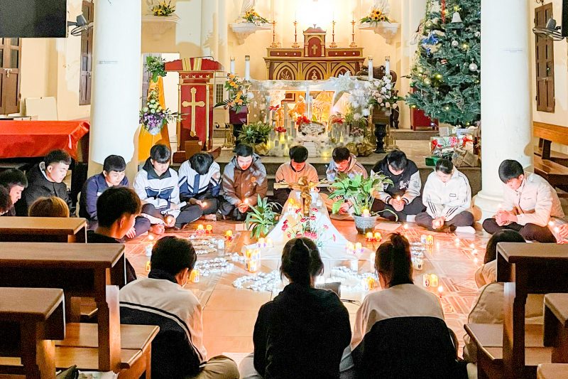 Giới trẻ giáo xứ Lam Điền cầu nguyện Taizê