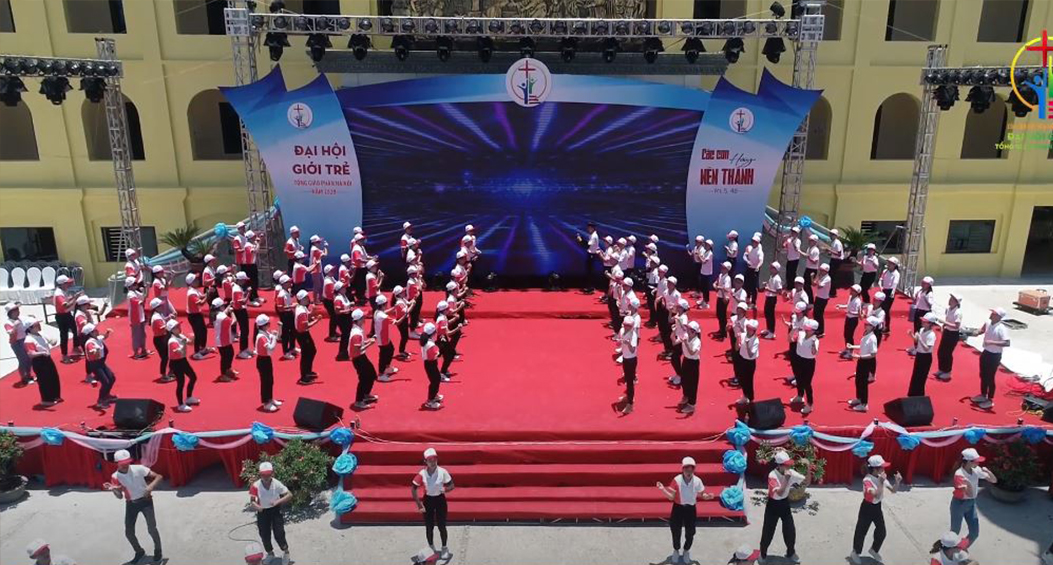 Món quà của Cha đặc trách và các bạn LHV gửi tặng các bạn giới trẻ TGP Hà Nội