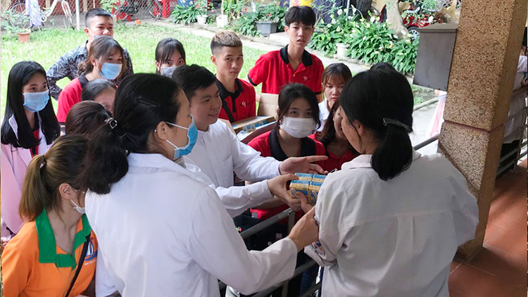Giới trẻ giáo xứ Trung Lương thăm cô nhi viện Thánh An
