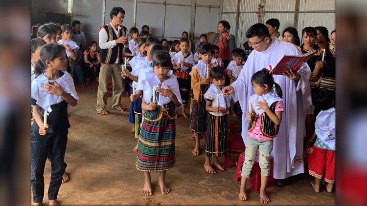 ĐTC chính thức thiết lập thừa tác vụ giáo lý viên của giáo dân