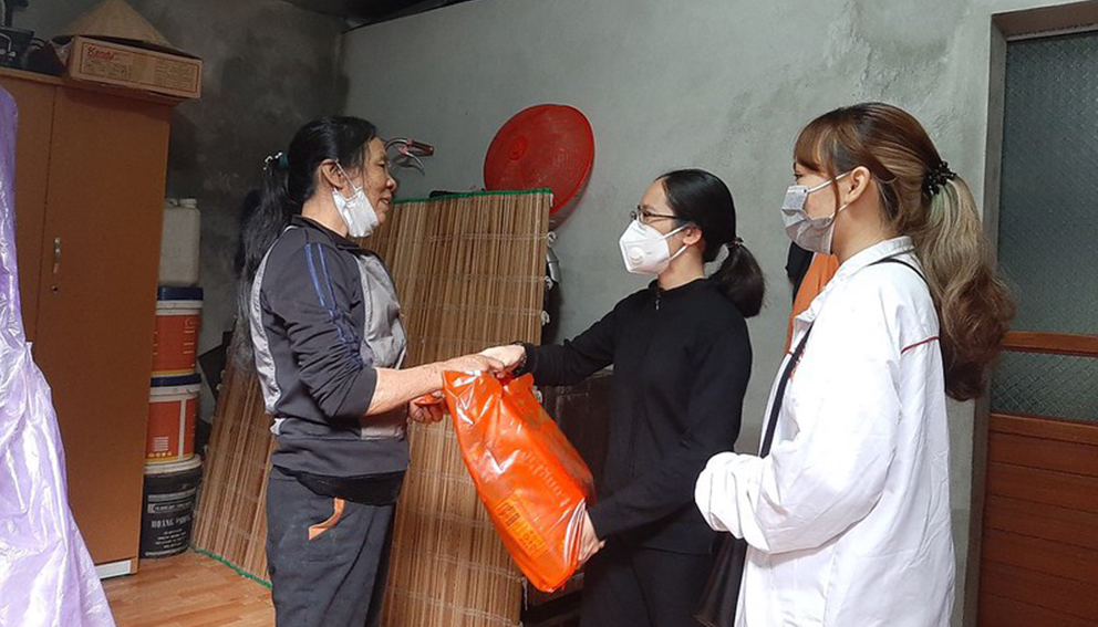 Giới trẻ giáo xứ Phủ Lý chia sẻ món quà yêu thương